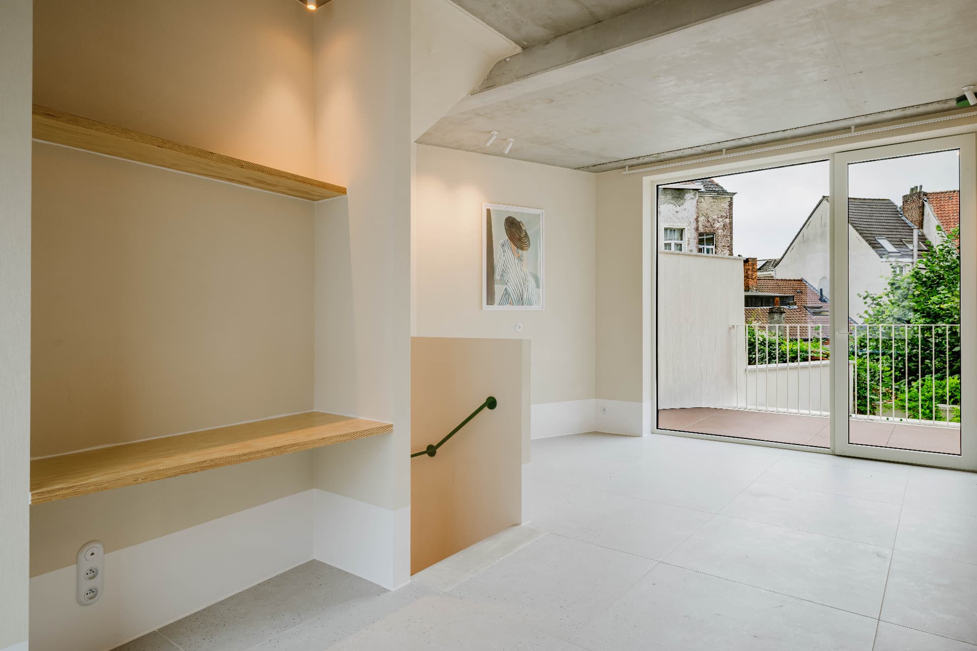 Hallway with built-in shelf towards the terrace
